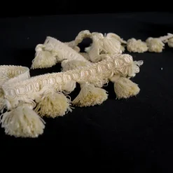 EN100 01 Off White Tassel Trim